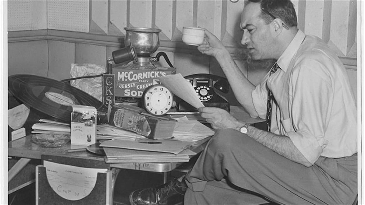 Denis Bélair, directeur des programmes et animateur de l'émission « Le réveil-matin » durant les années 1950