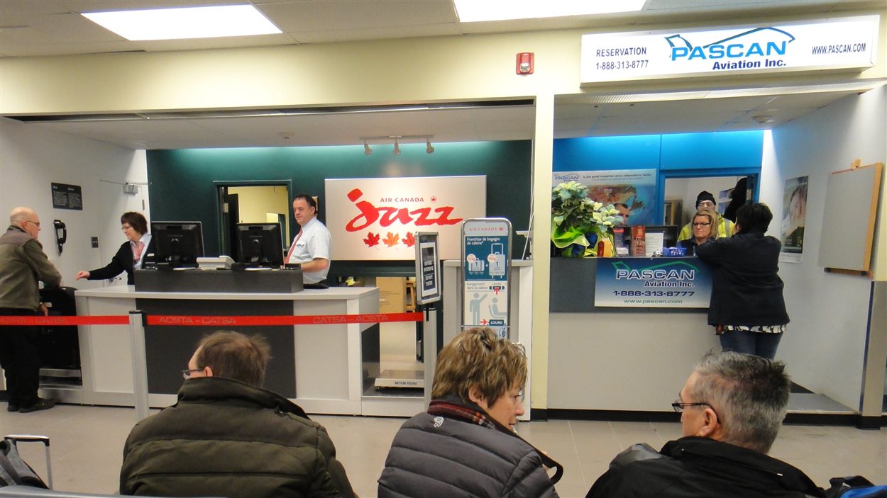 Aéroport, comptoirs d'Air Canada Jazz et de Pascan Aviation