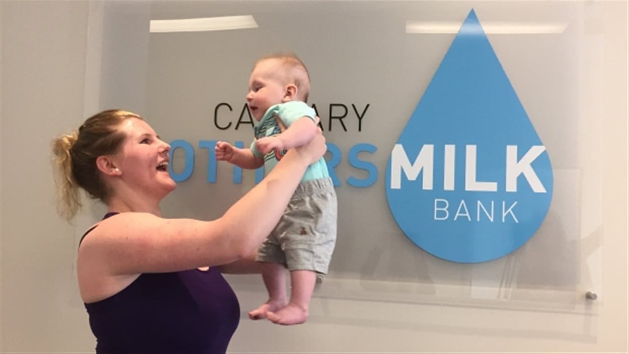 La nouvelle mère Kayla Lamb a donné plus de sept litres de lait maternel à la banque de Calgary. 