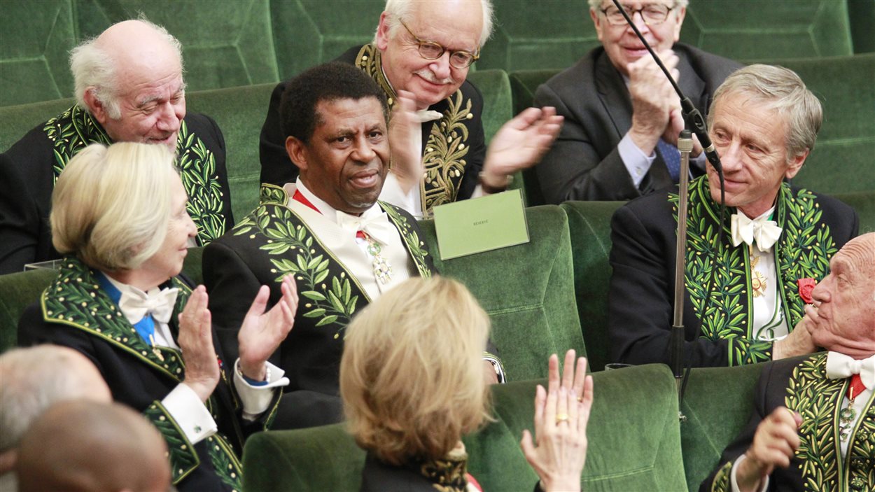 Dany Laferrière est applaudi par des membres de l'Académie française.