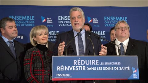 Yves Bolduc, Philippe Couillard et Gaétan Barrette en campagne électorale, en mars 2014