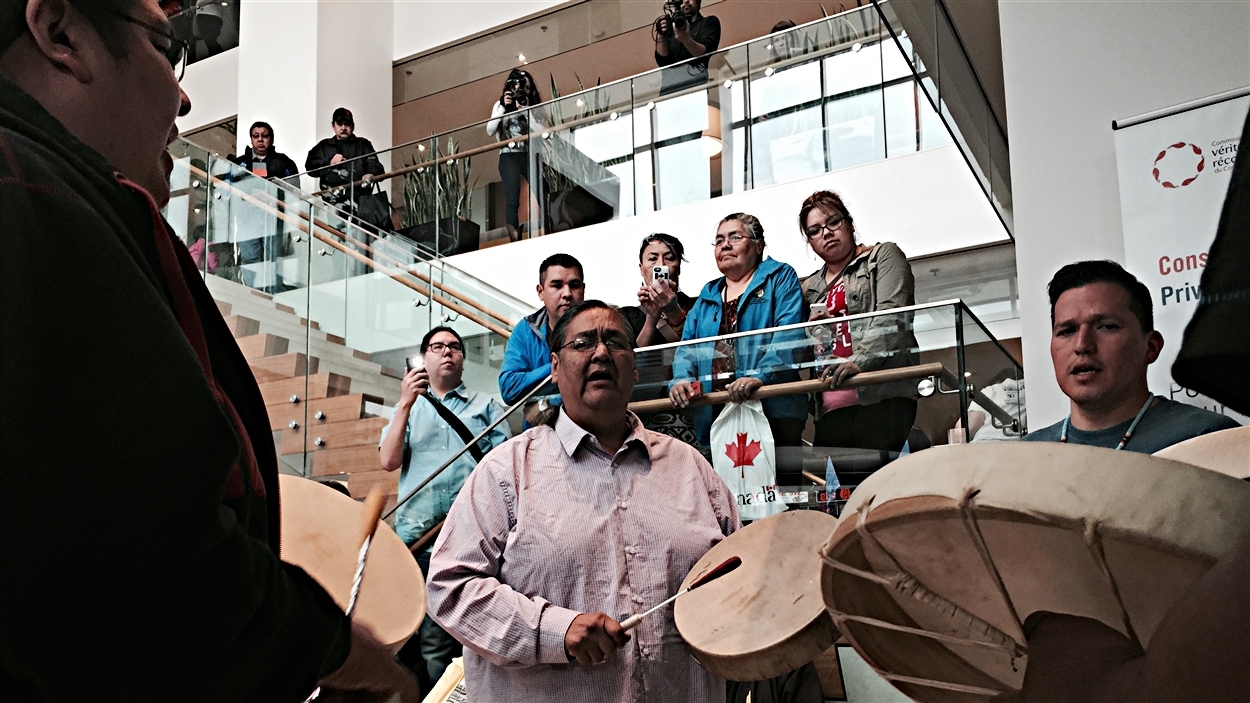 Des autochtones à Ottawa, à la veille de la publication du rapport de la Commission vérité et réconciliation.