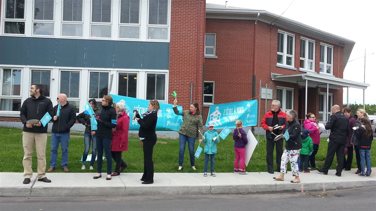 Des parents, des élèves et des membres du personnel de l'école Desjardins se mobilisent ce matin.