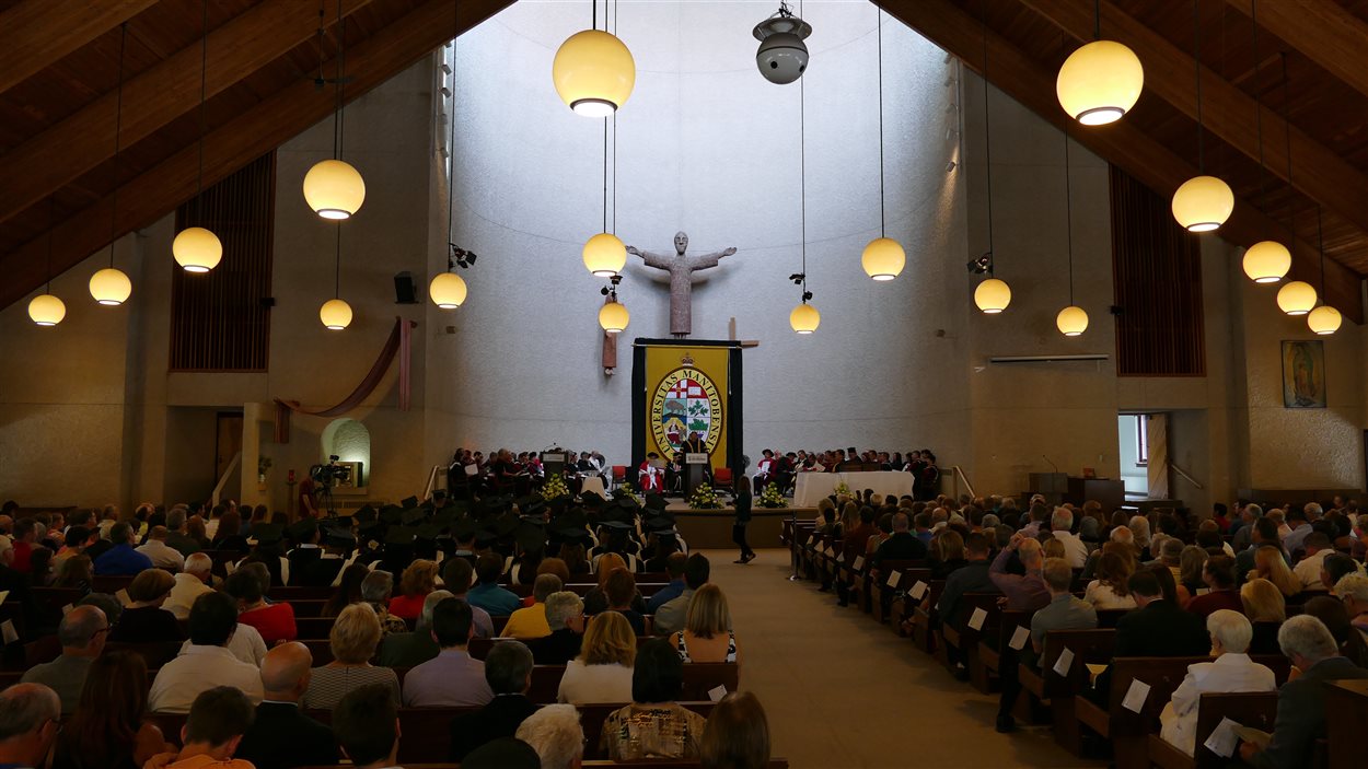 La cérémonie de la 136e collation des grades de l'Université de Saint-Boniface s'est déroulée à la cathédrale de Saint-Boniface.