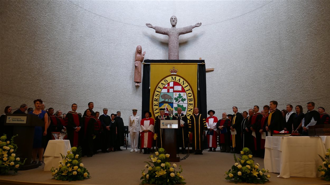 La cérémonie de la 136e collation des grades de l'Université de Saint-Boniface s'est déroulée à la cathédrale de Saint-Boniface.