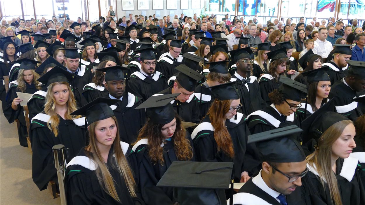 Des diplômés de l'Université de Saint-Boniface assistent à la 136e collation des grades à la cathédrale de Saint-Boniface.
