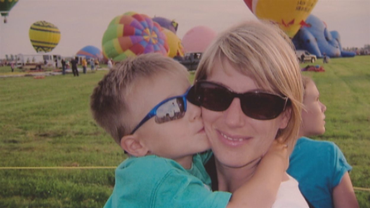 Caroline Poissant avec son fils Jérémie, qui a été assassiné par son père en 2011.