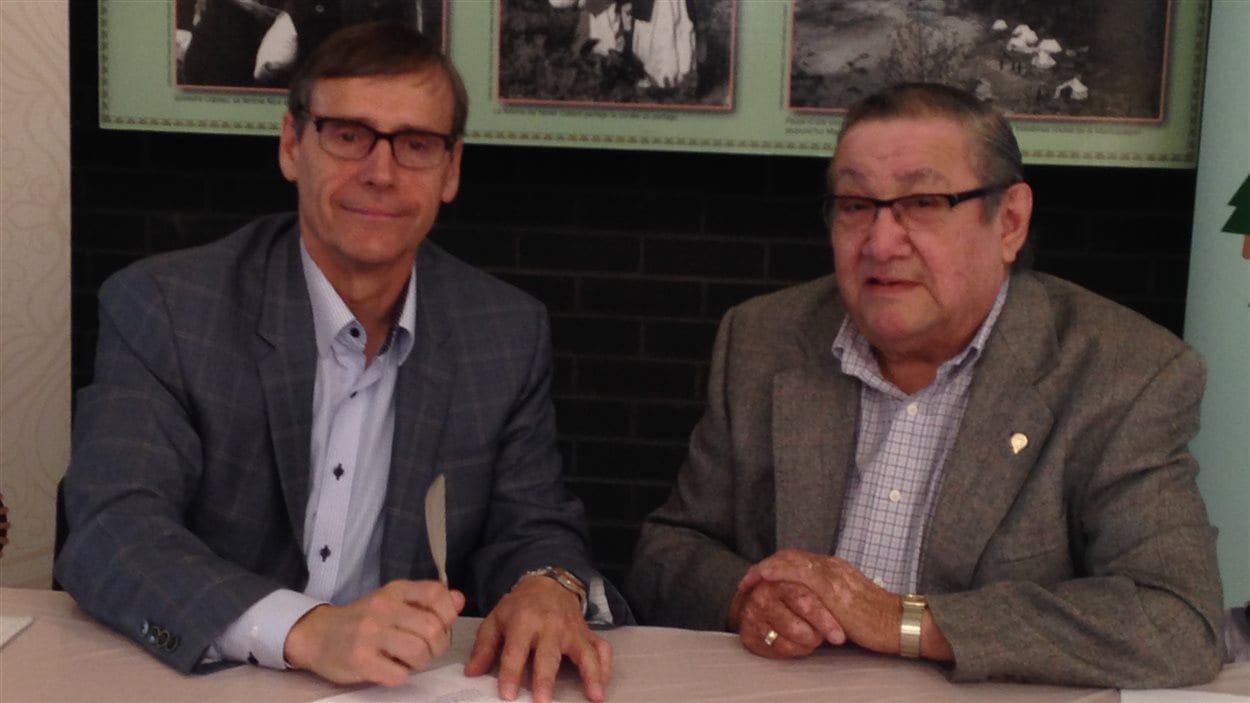 Le président-directeur général de Produits forestiers Résolu, Richard Garneau, et le chef du Conseil des Innus de Pessamit, René Simon