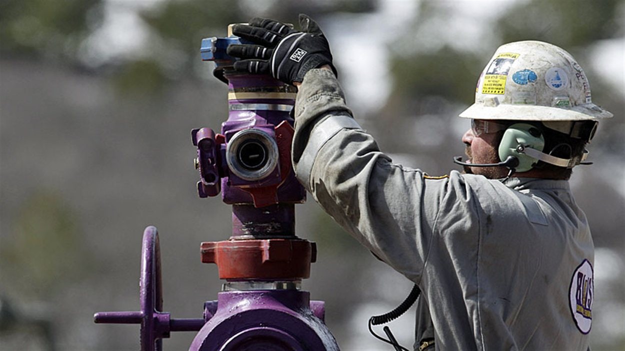 Un employé du secteur de gaz naturel