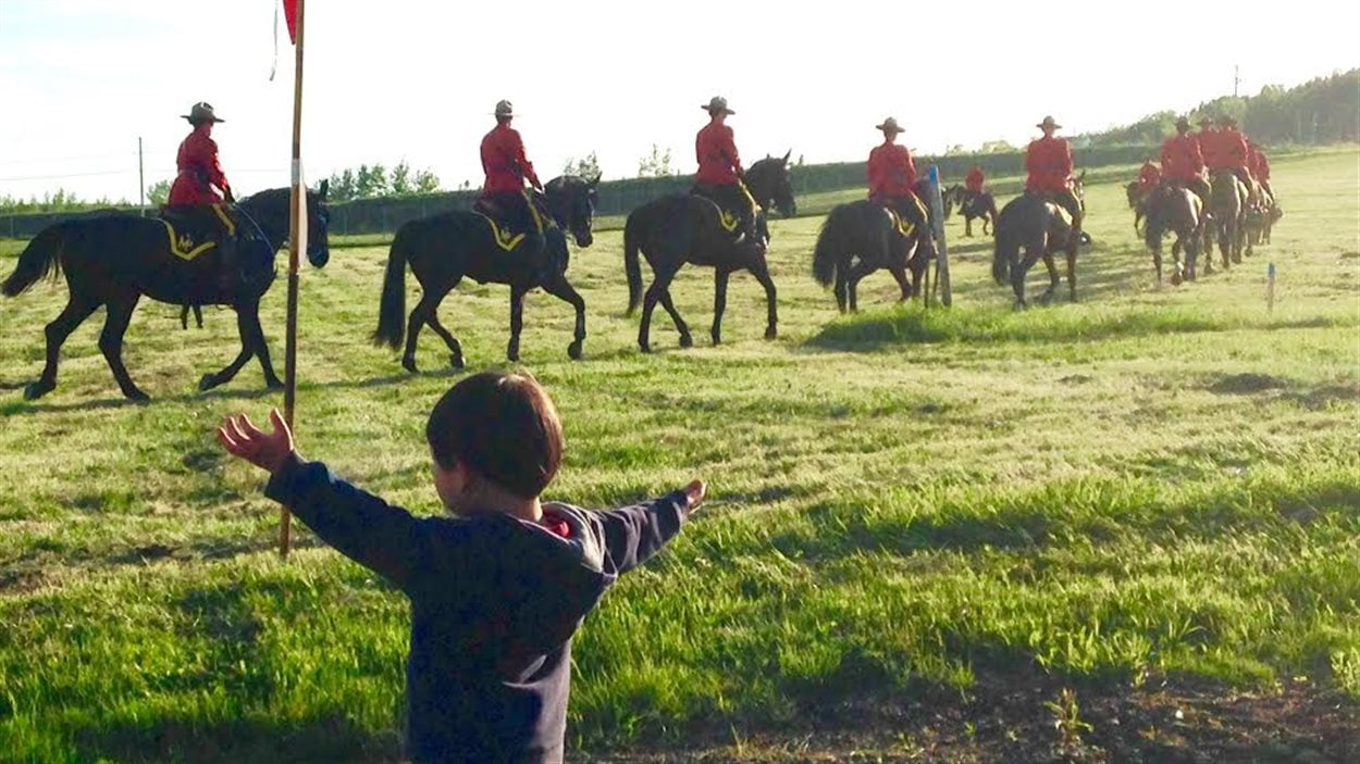 Un enfant salue les policiers lors du Carrousel