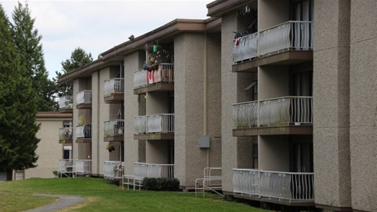 Un Enfant S En Sort Indemne Apres Une Chute Du 2e Etage Radio Canada Ca