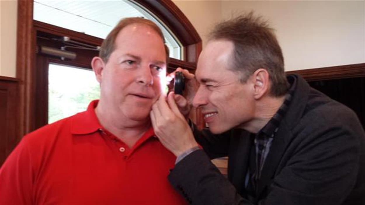 Jacques Tanguay participe à une séance de dépistage du cancer de la peau