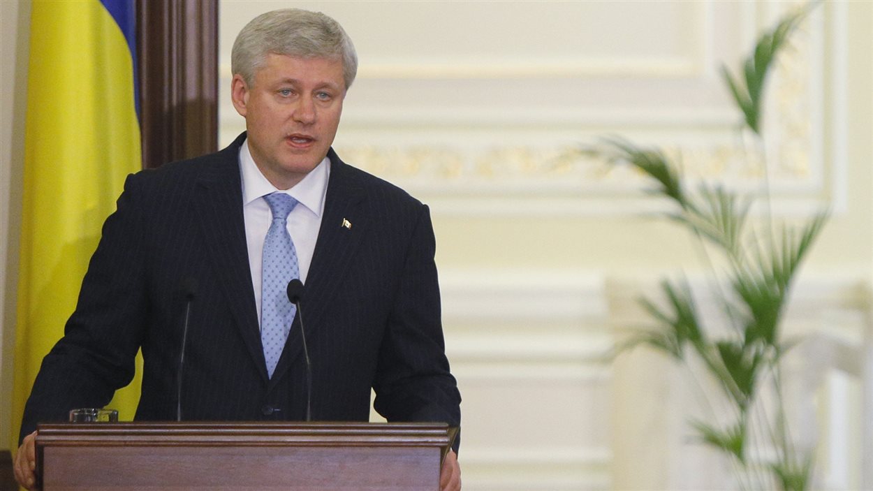 Le premier ministre Stephen Harper lors d'une conférence de presse à Kiev. (6 juin 2015)
