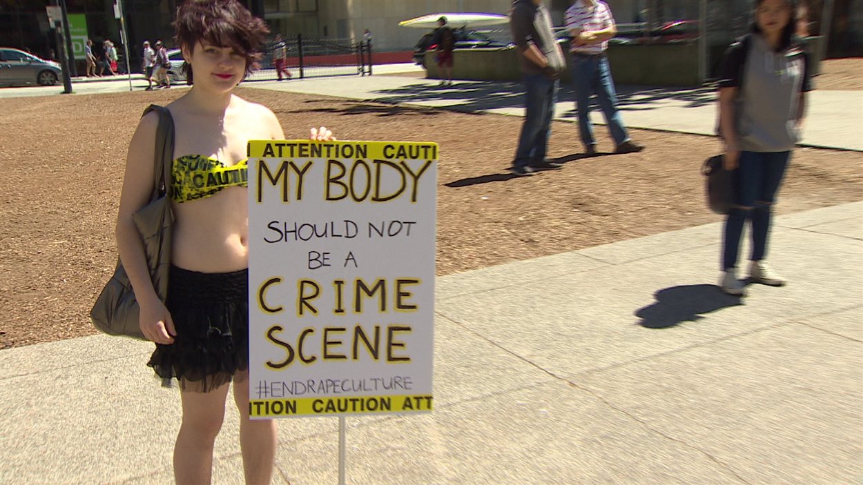 Photo d'une participante à la « SlutWalk » 2015 de Vancouver.