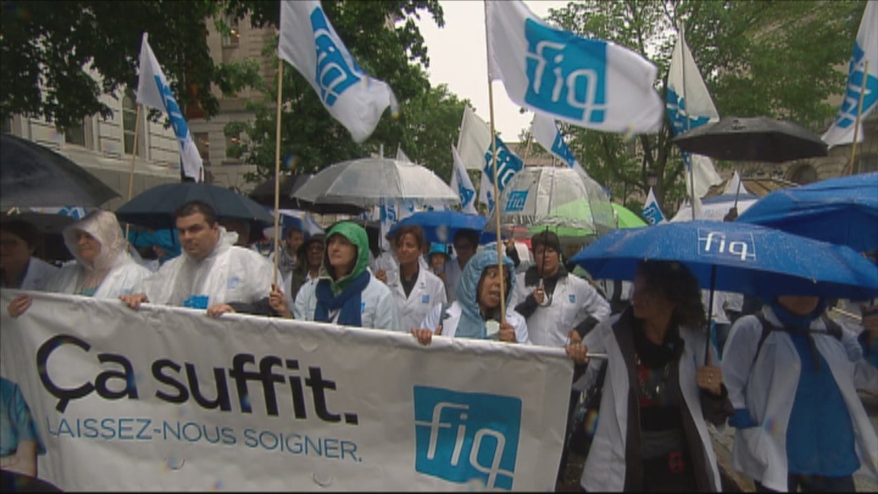 Les délégués de la FIQ ont manifesté devant l'Assemblée nationale.