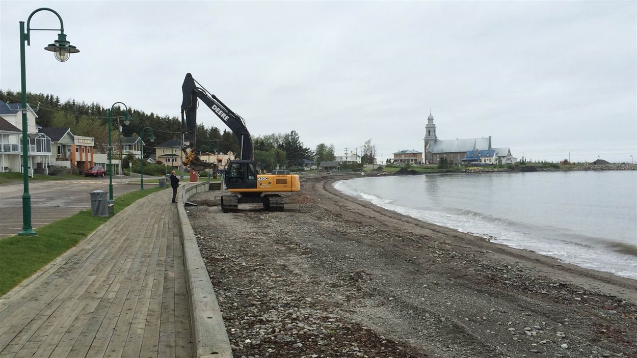 Travaux d'ensablement et de nettoyage des algues à la plage de Sainte-Luce