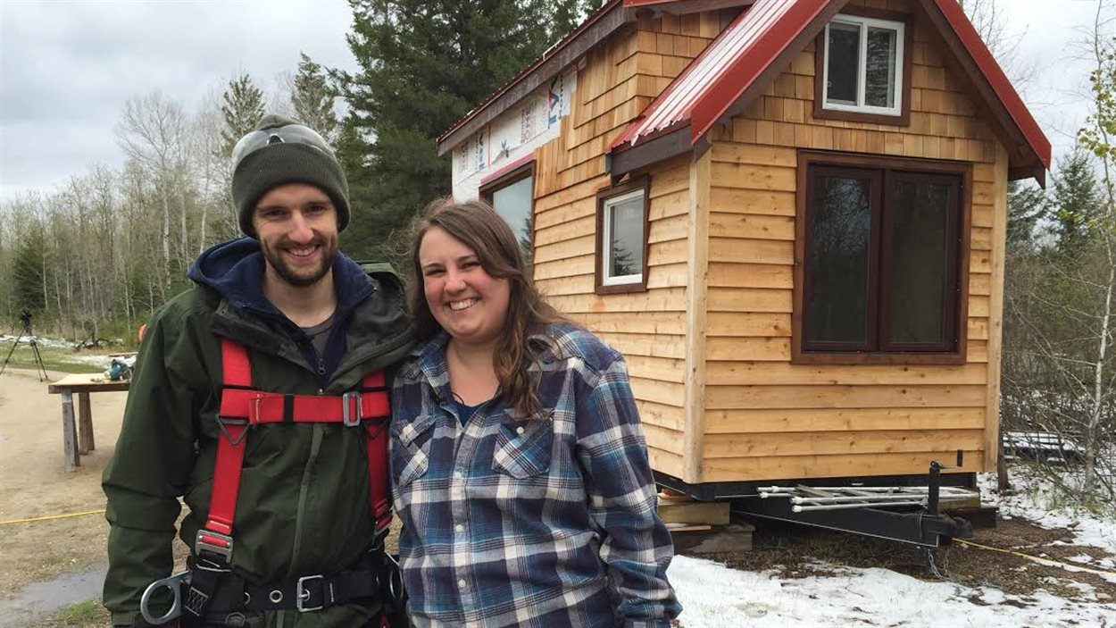 David Bryan et sa conjointe Veda Koncan devant leur mini-maison