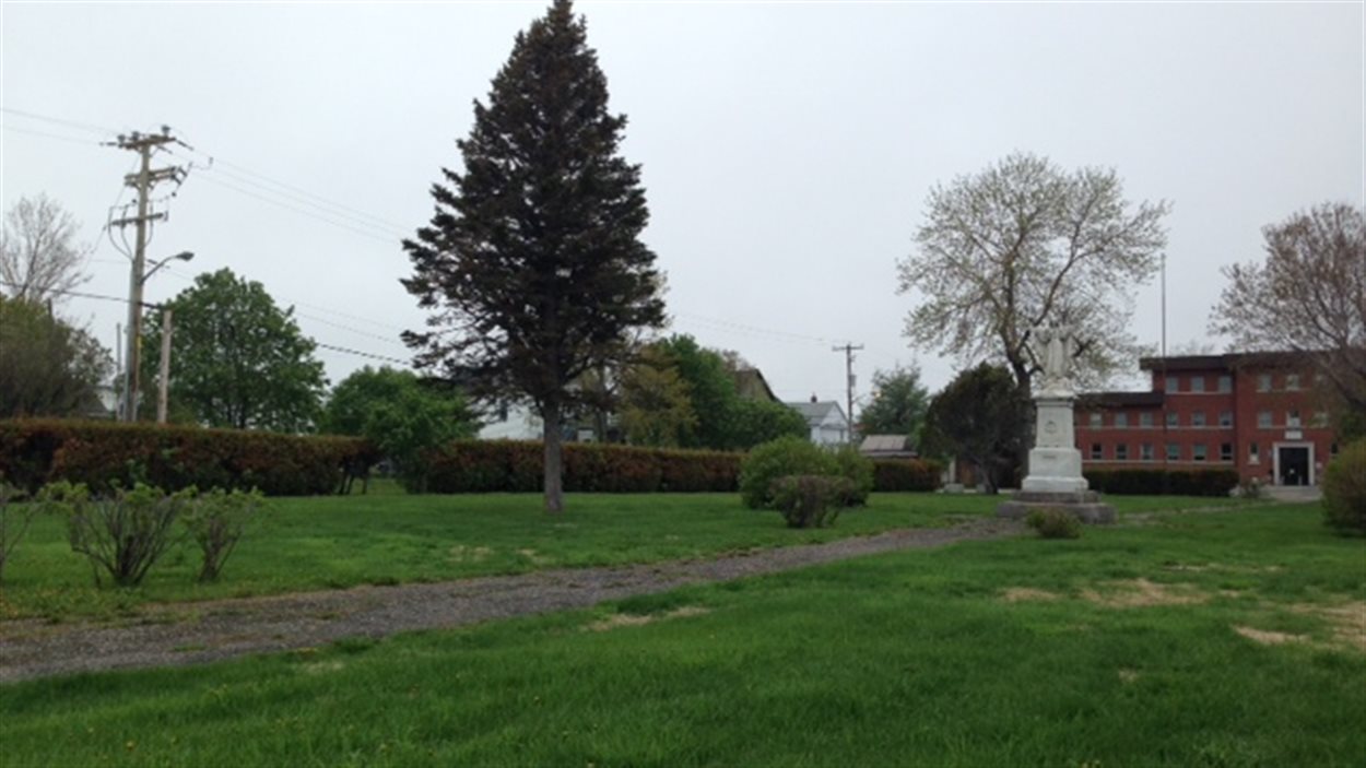 Situé près du presbytère et du Complexe culturel Jospeh-Rouleau, le futur site de la Cité des arts de Matane, au centre-ville, près du presbytère et du Complexe culturel Jospeh-Rouleau. Le parc sera mis en valeur et le bâtiment sera construit au fond.