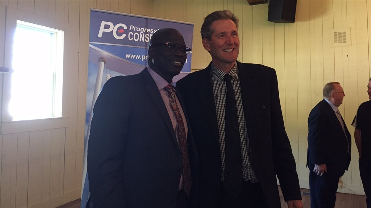 Mamadou Ka, le candidat du Parti progressiste-conservateur du Manitoba à Saint-Boniface pour les prochaines élections provinciales en compagnie de Brian Pallister, le chef du parti.