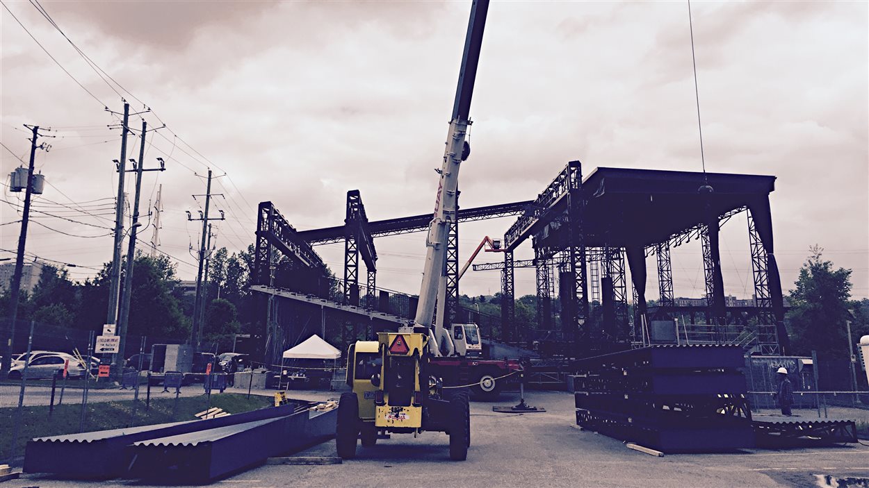 Des employés construisent le toit de la place Nikitotek à Sherbrooke.