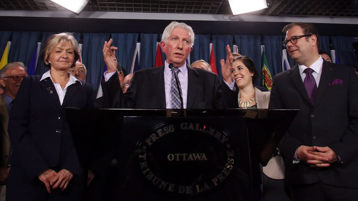 Gilles Duceppe entouré d'autres membres du Bloc québécois à l'occasion d'une conférence de presse marquant son retour à Ottawa.