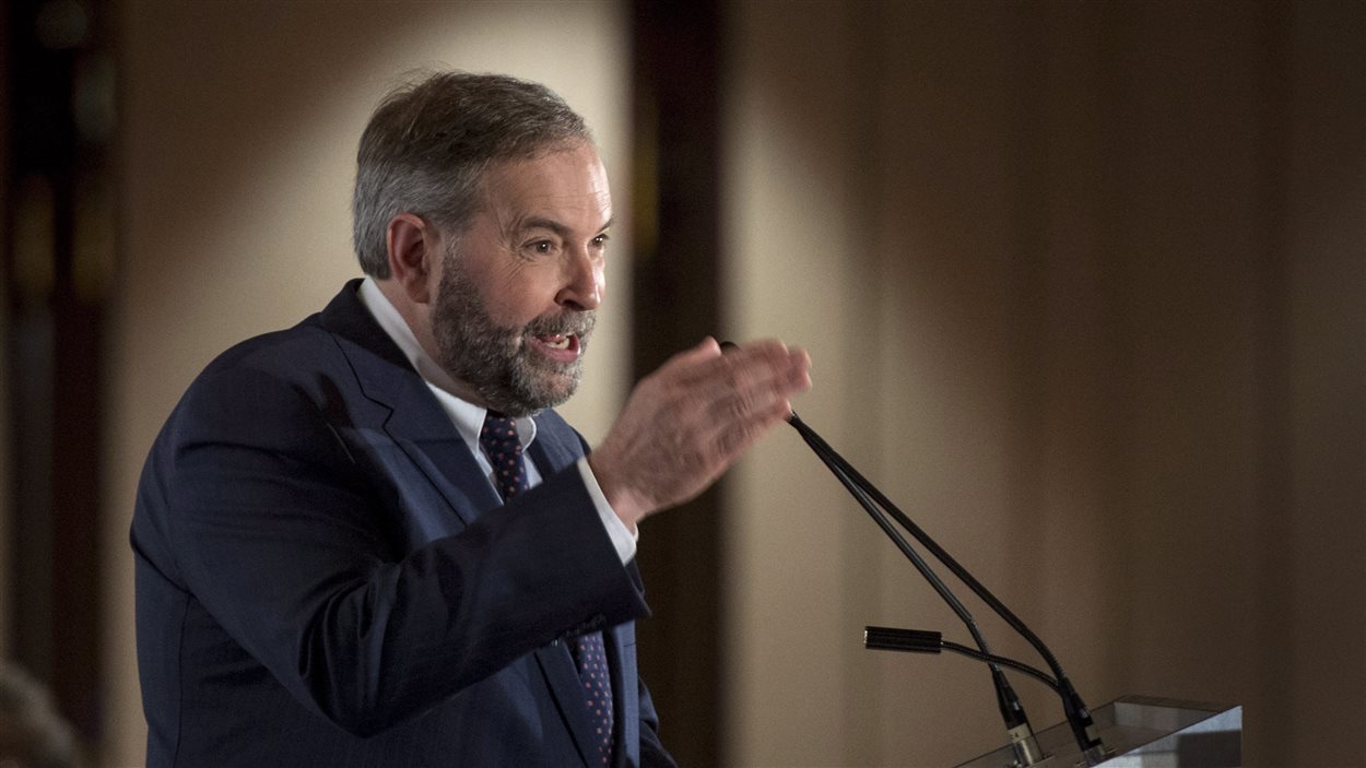 Le chef du NPD, Thomas Mulcair, a présenté les grands axes de sa politique économique à la Chambre de commerce du Montréal métropolitain. (11 juin 2015)