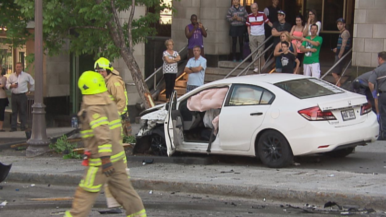 Violent impact entre deux voitures au centreville de Québec RadioCanada