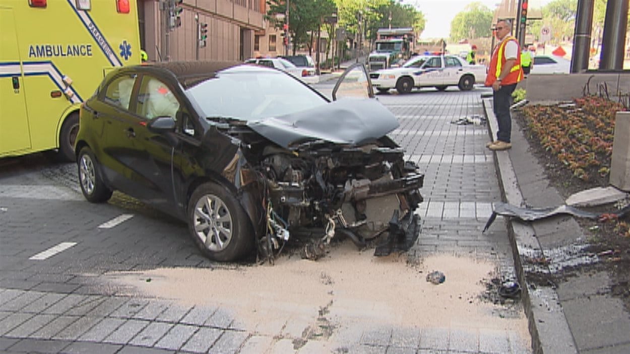 Violent impact entre deux voitures au centreville de Québec RadioCanada