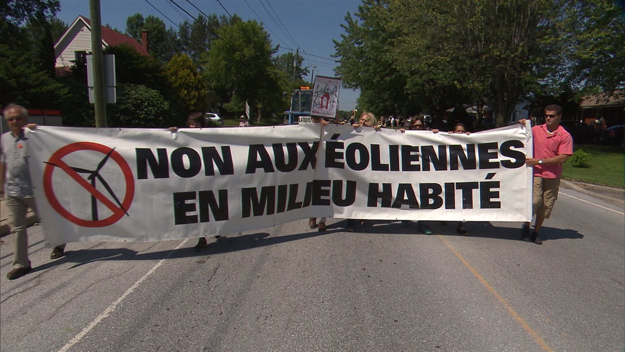 Manifestation contre un projet d'éoliennes à Saint-Cyprien-de-Napierville