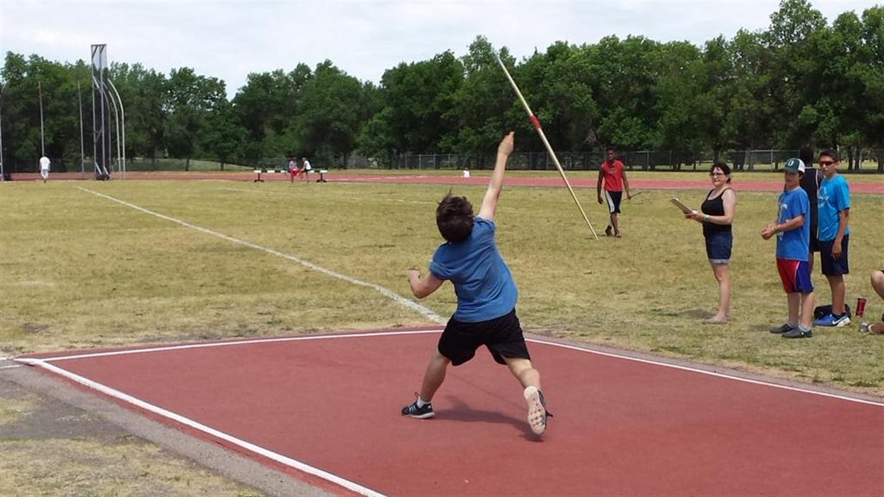 Un élève lance un javelot aux jeux du Conseil des écoles fransaskoises, le 12 juin 2015 à Regina.