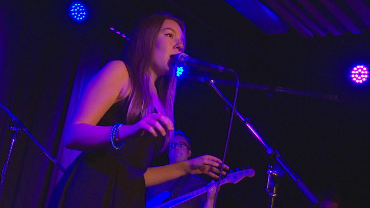Megan Keirstead, originaire de Leduc, chante au concours Polyfonik, le 13 juin 2015 au Yardbird Suite à Edmonton.