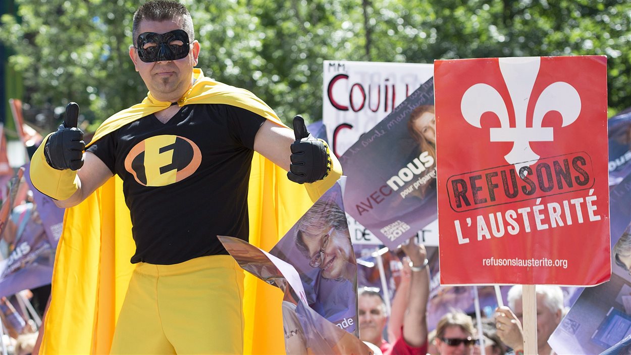 Des manifestants devant le Palais des congrès où se tenait le congrès libéral, dimanche.