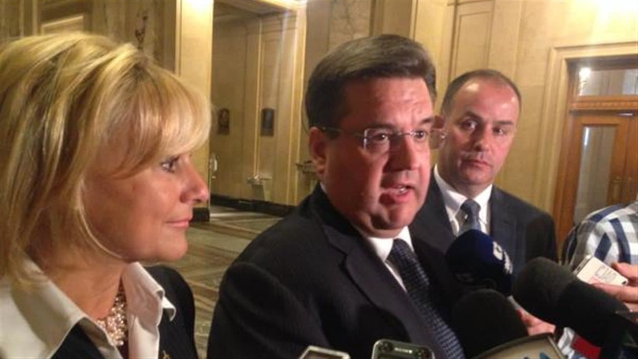 Denis Coderre en compagnie des conseillers Michelle Zammit et Éric Dugas.