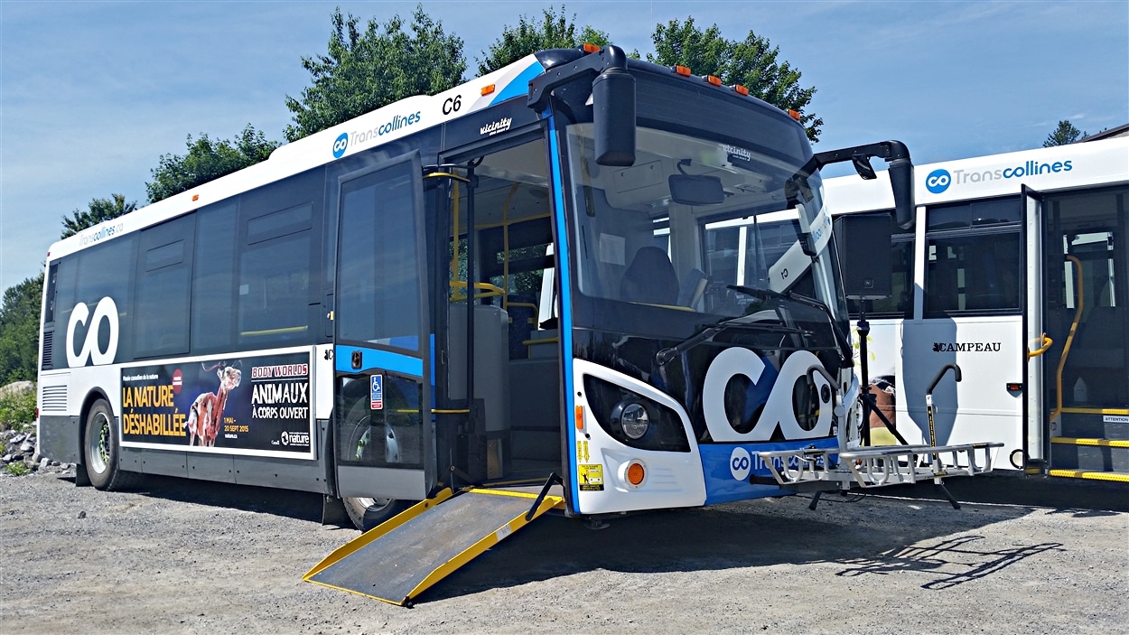 Transcollines dispose de 11 autobus loués, dont sept qui sont accessibles aux personnes à mobilité réduite. (15-06-15)