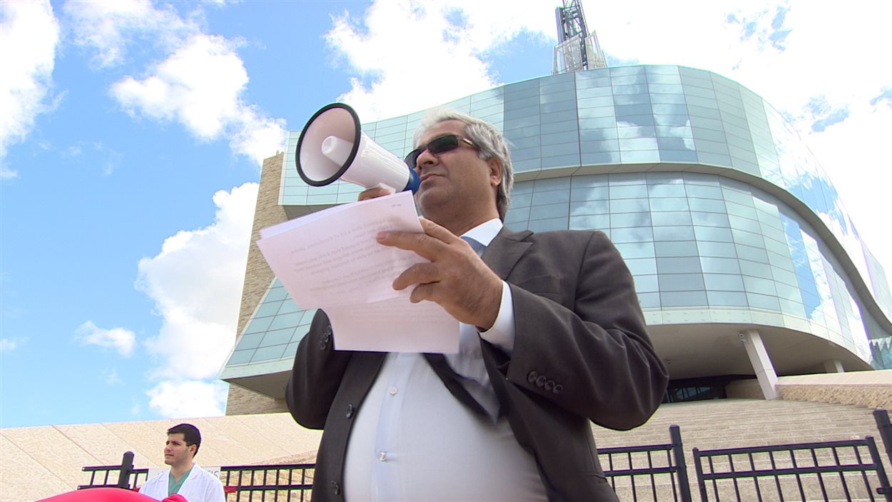 Les manifestants se sont rassemblés tout près du Musée canadien pour les droits de la personne à Winnipeg.