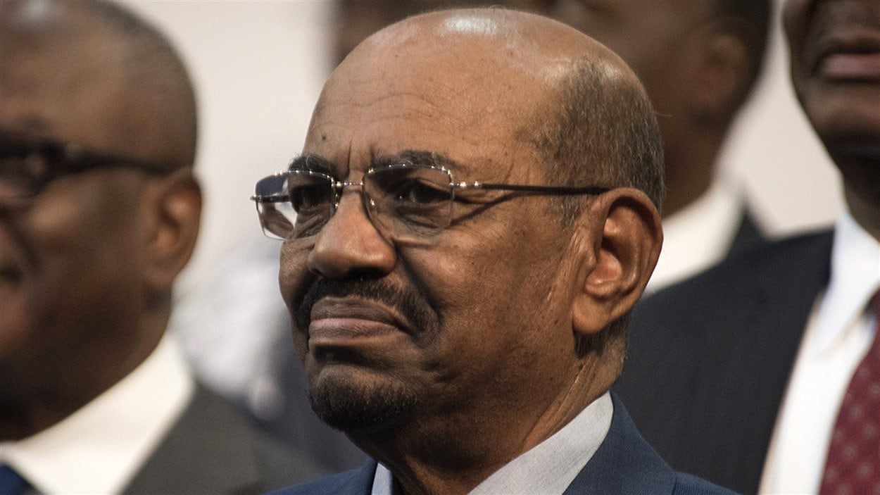Le président soudanais Omar El-Béchir assistait à un sommet de l'Union africaine en Afrique du Sud avant de rentrer chez lui sans être inquiété.