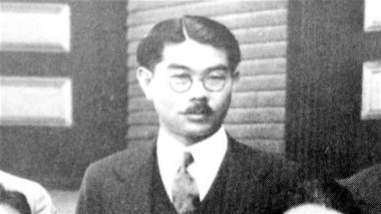 Gordon Nakayama, dans une photo en noir et blanc datant de l'époque où il était prêtre pour l'Église anglicane du Canada.