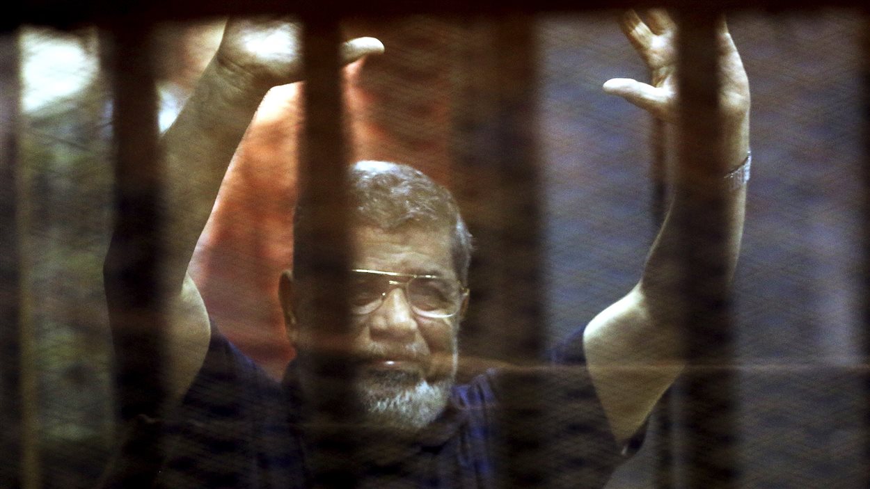 L'ancien président égyptien Mohamed Morsi lors de son passage en cour le 16 mai 2015.