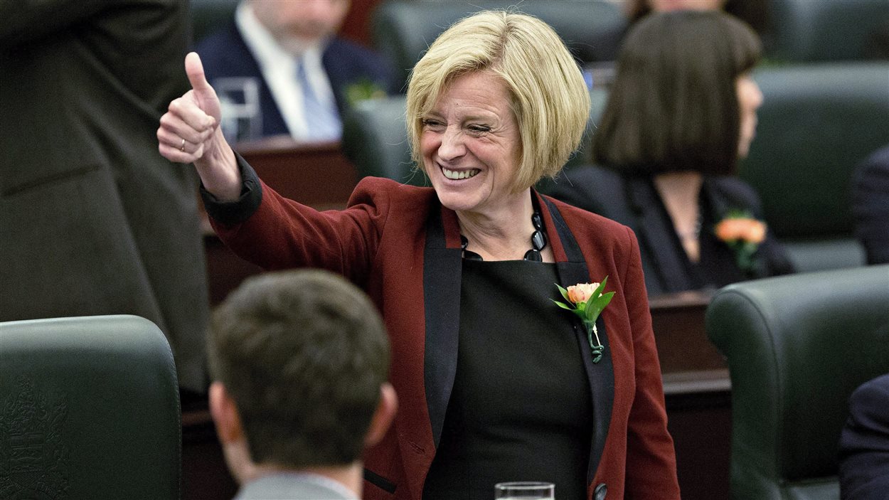 La première ministre de l'Alberta est tout sourire avant le discours du Trône.