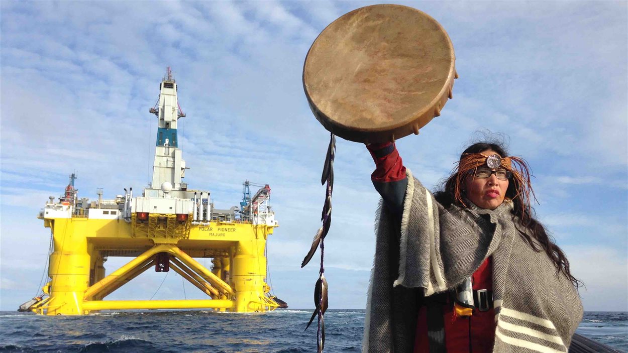 Audrey Siegl, de la nation Musqueam, tente d'intercepter la plateforme de forage Polar Pioneer de Shell, en route vers l'Alaska. elle brandit un tambour autochtone.