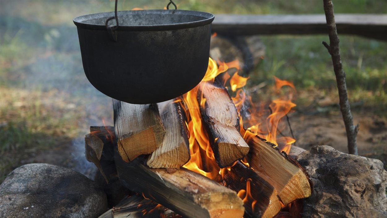Un chaudron sur un feu de camp