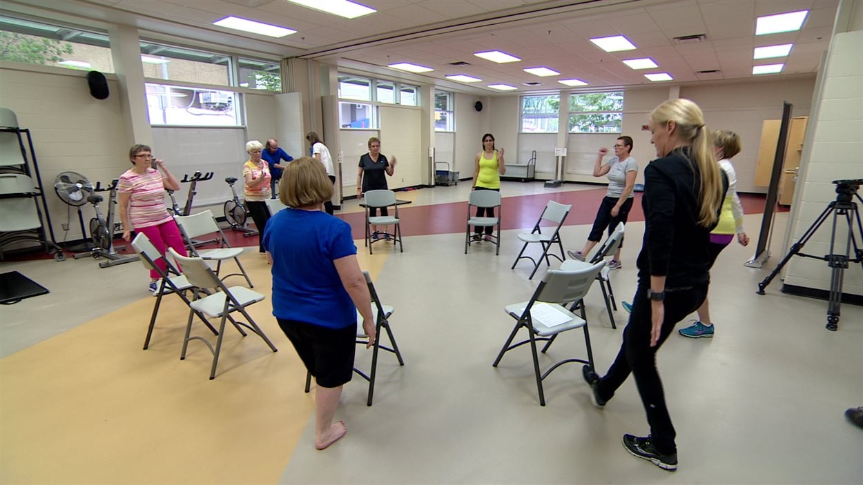Une dizaines de participantes atteintes du cancer participent à une séance d'entraînement adapté au centre YMCA Don Wheaton d'Edmonton.