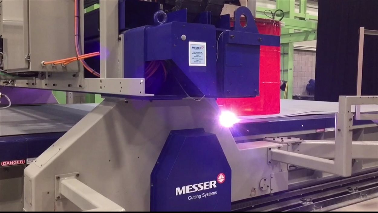 Une machine pour couper de l'acier au chantier naval d'Irving.