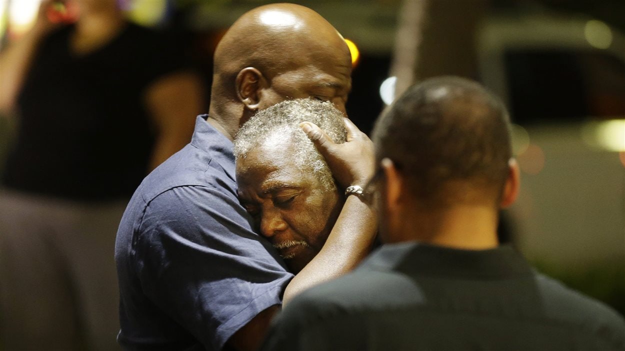 Des hommes s'enlacent après une fusillade dans une église à Charleston.