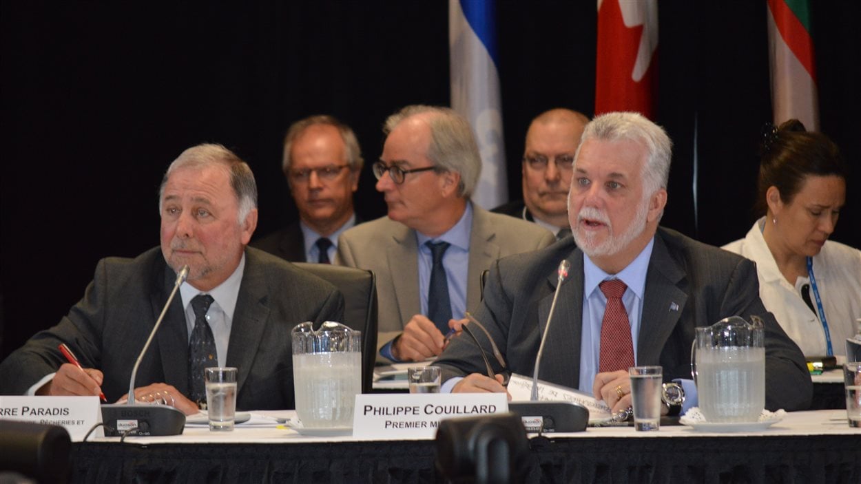 Le premier ministre Philippe Couillard et le ministre Pierre Paradis