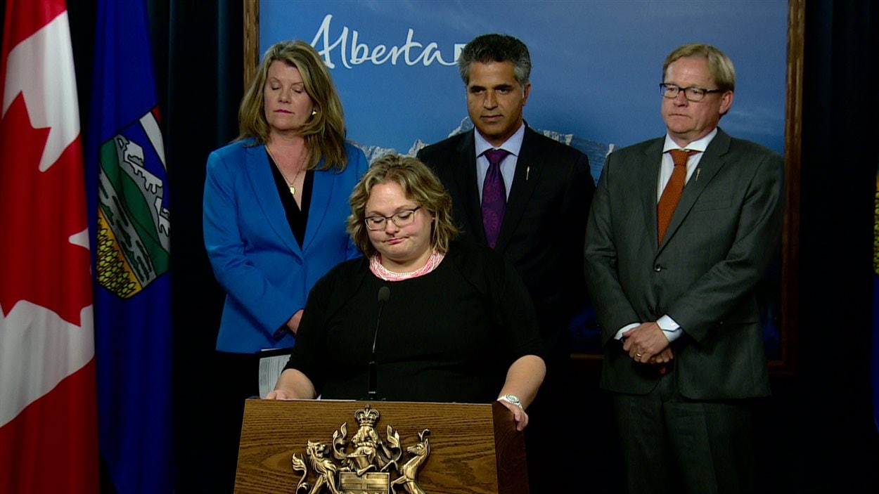 Les ministres de l'Éducation postsecondaire Lori Sigurdson, des Services à la personne Irfan Sabir, de l'Éducation David Eggen et de la Santé Sara Hoffman (de gauche à droite).