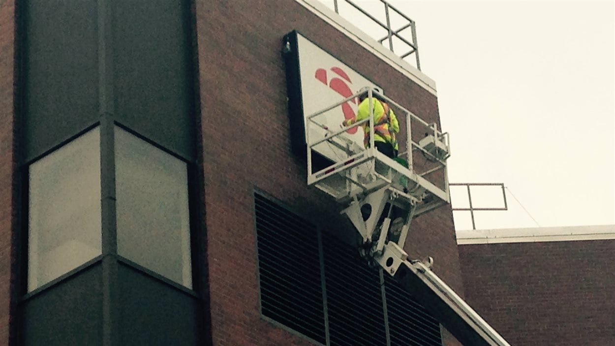 Les affiches de Radio-Canada ont été enlevées au 250, avenue Université à Moncton.