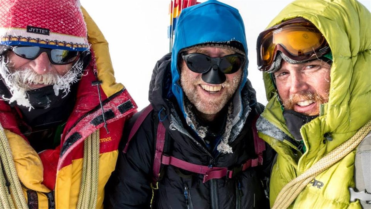 Les trois alpinistes secourus sur le mont Logan, au Yukon, le 11 juin 2015, posent pour une photo.