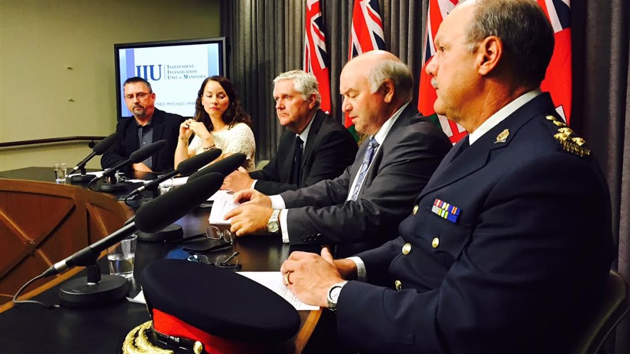 De gauche à droite, Robert Taman, Nahanni Fontaine, le ministre Gord Mackintosh, le directeur de l'Unité d'enquête indépendante Zane Tessler et le chef de police de Brandon Ian Grant, le 19 juin 2015 à Winnipeg.