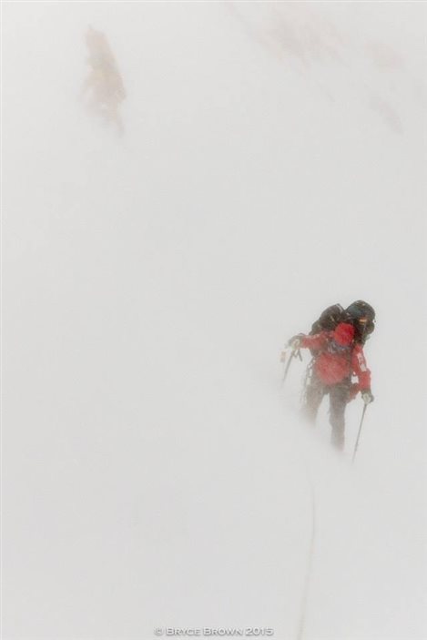 Les alpinistes secourus le 11 juin 2015 sur le mont Logan sont vus en train d'escalader le versant est durant le premier jour de la tempête qui les força à se replier dans une crevasse.